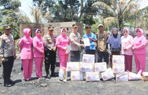 Polres Enrekang Salurkan Bansos Pada Korban Musibah Kebakaran, Dipimpin Langsung Kapolres Enrekang