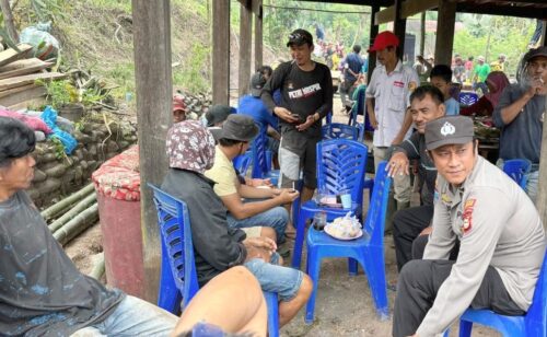Kapolsek Curio Bercengkrama Warga Dan Sampaikan Himbauan