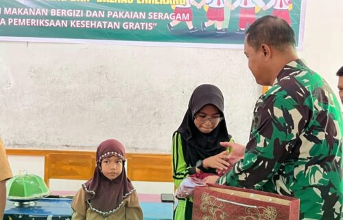 Dandim 1419/Enrekang Gelar Pemberian Makan Bergizi dan Seragam Sekolah untuk Anak Kurang Mampu