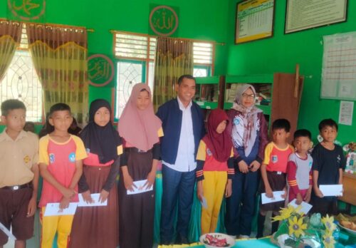 Laode Samsir ST. Aleg Terpilih dari PKS, Pulang Kampung untuk Berbagi Kasih di SDN 8 Kusambi