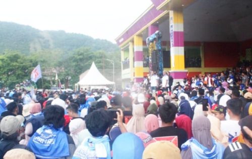 Kampanye Akbar “Ramah” Ditengah Massa Paslon 01 Membludak Padati Alun Alun Batili Enrekang