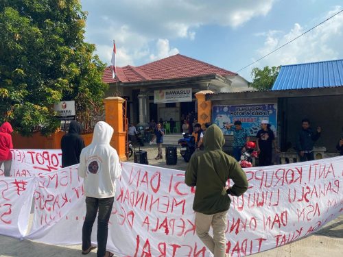 Aliansi Anti Korupsi dan Nepotisme Demo Bawaslu Luwu Utara, Desak Penuntasan Kasus Pelanggaran Pemilu oleh Bupati Lutra