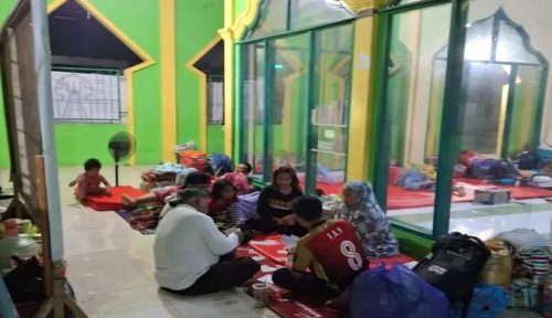 Banjir Tahunan di Perumnas Antang, Puluhan Warga Blok 10 Mengungsi ke Masjid