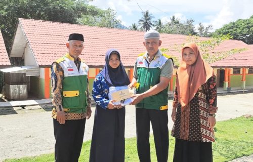 UPZ Anggeraja Salurkan Bantuan Perlengkapan Sekolah Pada Siswa MTs dan MI