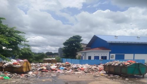 Bau Menyengat dan Lalat, Sampah di Belakang Kantor Dishub Maros Ancam Kesehatan Warga