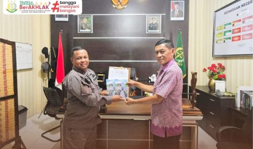 Inspiratif ! Buku Biografi Padeli: Membangun Enrekang Dari Sisi Penegakan Hukum Diserahkan Ke Dispustaka dan Arsip