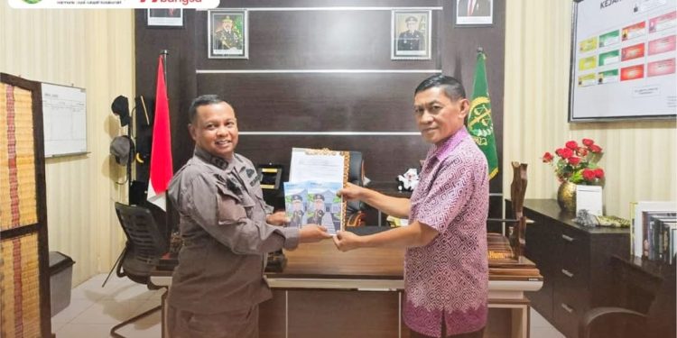 Inspiratif ! Buku Biografi Padeli: Membangun Enrekang Dari Sisi Penegakan Hukum Diserahkan Ke Dispustaka dan Arsip