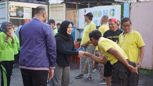 Andi Pangerang dan Istri Turun Langsung Bersihkan Lingkungan Bersama Warga