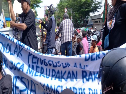 Geruduk Polrestabes Makassar, Warga Bitoa: Hentikan Kriminalisasi, Usut Oknum-oknum Mafia Tanah