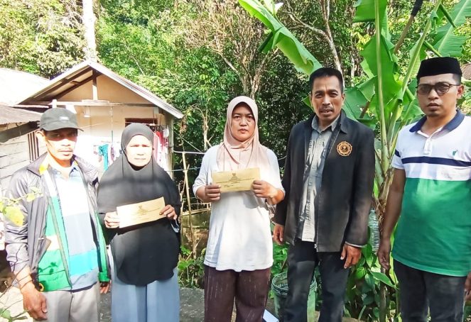 Foto: Baznas Enrekang Serahkan Bantuan Salahsatu Warga Yang Kena Musibah Angin Puting beliung di Bangkala dan Lebani