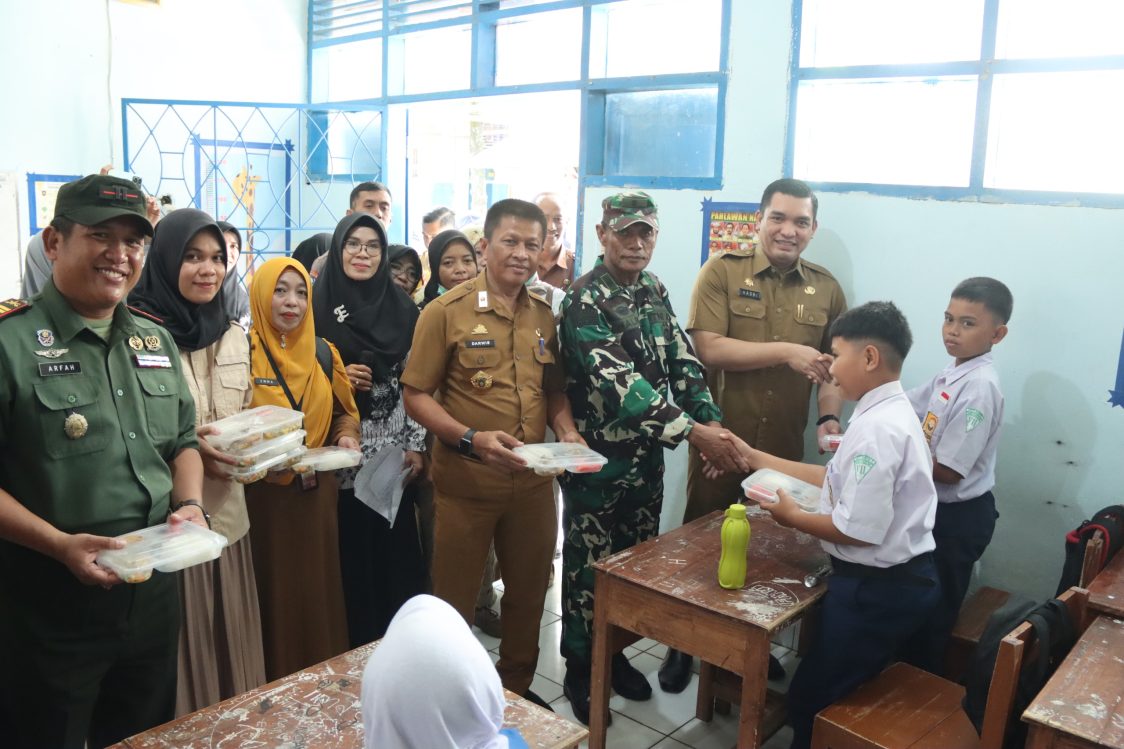 Program MBG Prabowo, Sekda Takalar Tinjau Langsung di SMPN 1 Mangarabombang