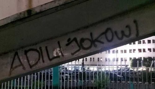 Coretan ‘Adili Jokowi’ Marak di Jakarta dan Medan, Simbol Kekecewaan Publik?