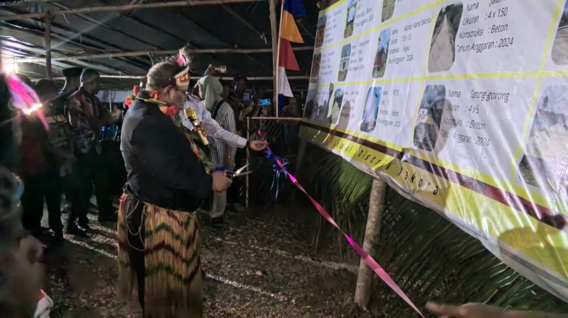 Bupati Teluk Bintuni. Matret Kokop Saat Peresmian Infrastruktur di Distrik Yakora