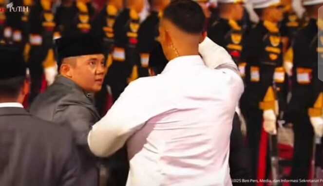 Tangkapan Layar Video: Kala Mayor Teddy Tegur Paspampres yang Payungi Prabowo