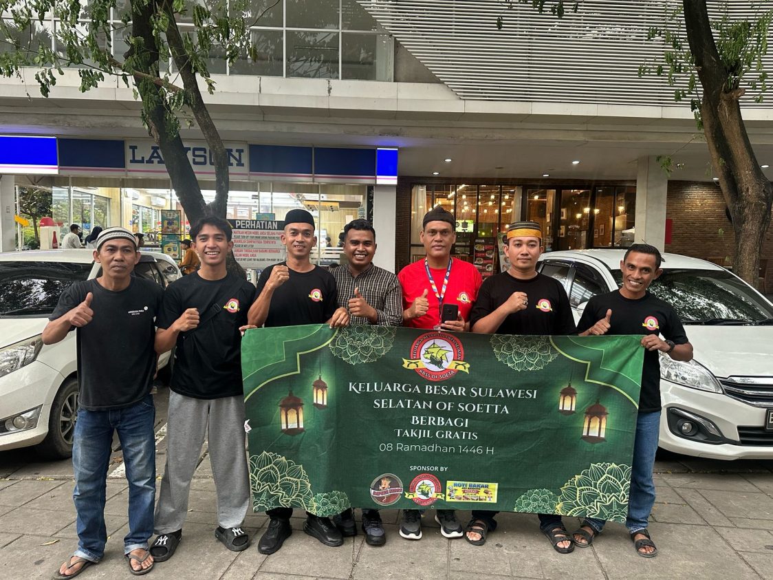 Komunitas KBSS of Soetta Berbagi Takjil di Bandara Soekarno-Hatta