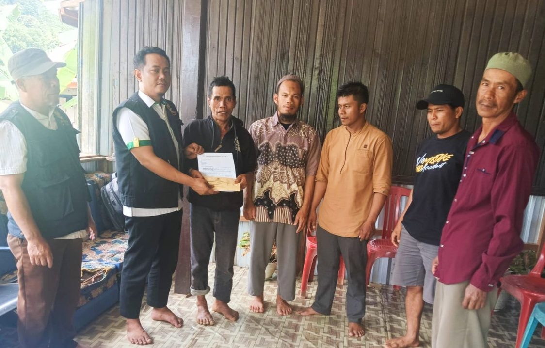 Petani Gula Merah Dilanda Kebakaran Rumah Dibantu Baznas Enrekang 10 Juta