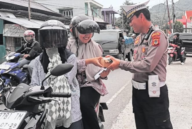 Berkah! Satlantas Polres Enrekang Bagikan Takjil Gratis Bagi Pengguna Jalan