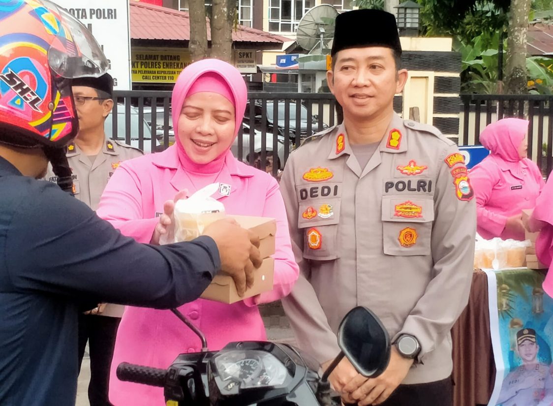 Ramadhan Berkah! Kapolres Enrekang dan Bhayangkari Bagikan Makanan Buka Puasa