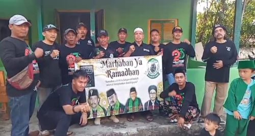 Ramadhan Berkah, Ormas FBR G.0300 Meruya Utara Bagi Takjil ke Pengendara dan Warga