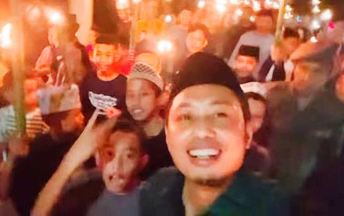 Ribuan Warga Enrekang Meriahkan Malam Takbiran 1446 H dengan Pawai Obor Bersama Bupati Haji Ucu