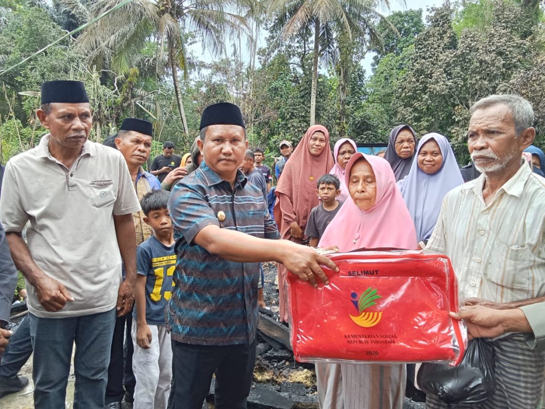 Rumah Warga Ludes Terbakar, Bupati Mubar Gerak Cepat Berikan Bantuan