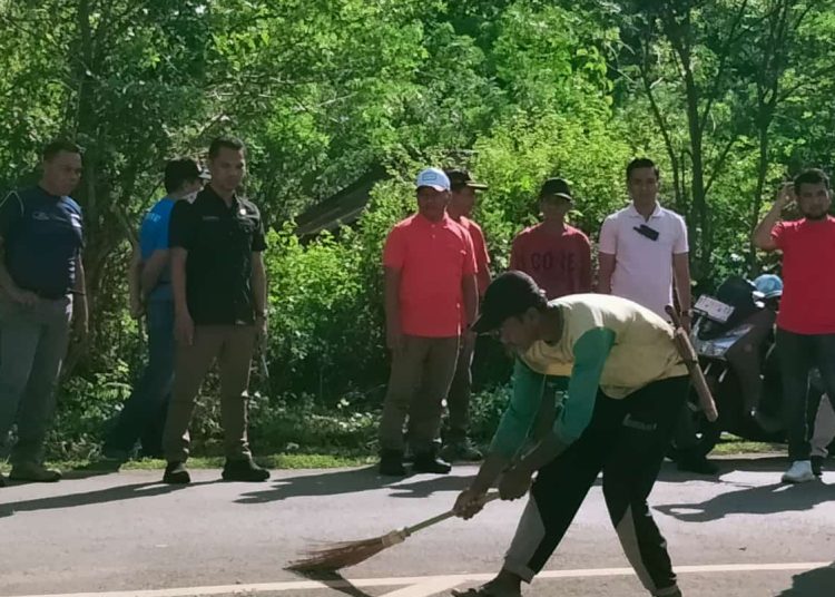 Ciptakan Budaya Bersih, Bupati Mubar Laode Darwin Tinjau Kegiatan Jumat Bersih di Berapa Tempat di Mubar. 