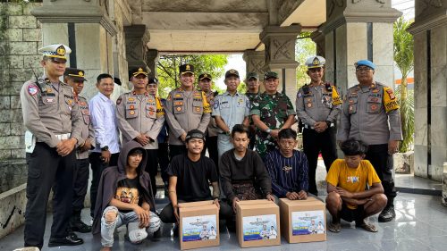 Jelang Idulfitri, Kapolres dan Dandim Gowa Bagikan Paket Lebaran untuk Pengamen Jalanan