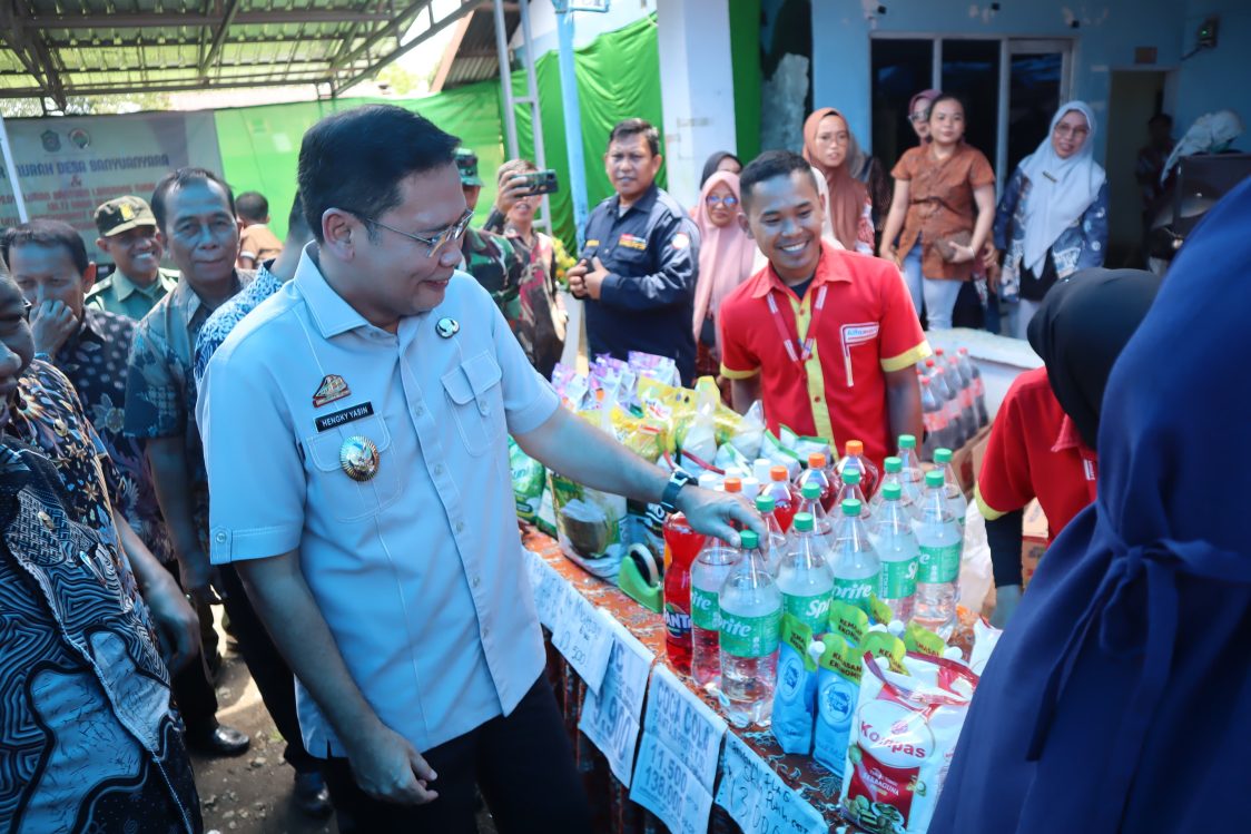 Wakil Bupati Takalar Pantau Pasar Murah dan Salurkan BLT-DD di Banyuanyara