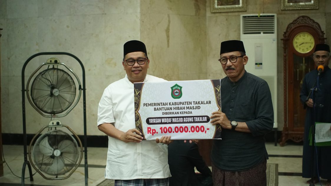 Tarwih Perdana Bersama Warga Takalar, Pemerintah Kab. Takalar Beri Bantuan Hibah Rp100 Juta untuk Masjid Agung