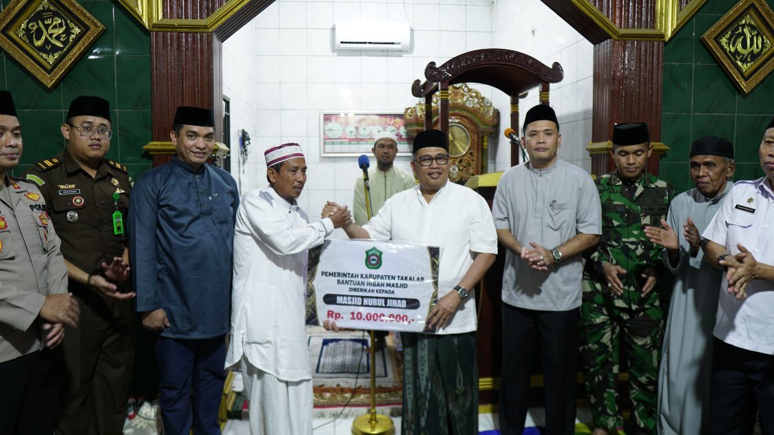 Bupati Takalar Serahkan Bantuan Rp 20 Juta untuk Masjid Nurul Jihad di Safari Ramadhan