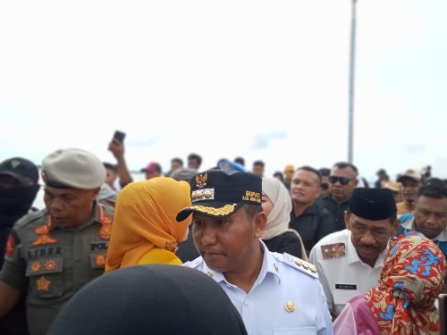 Ribuan Warga Mubar Sambut Meriah Kedatangan Bupati La Ode Darwin dan Ali Basa