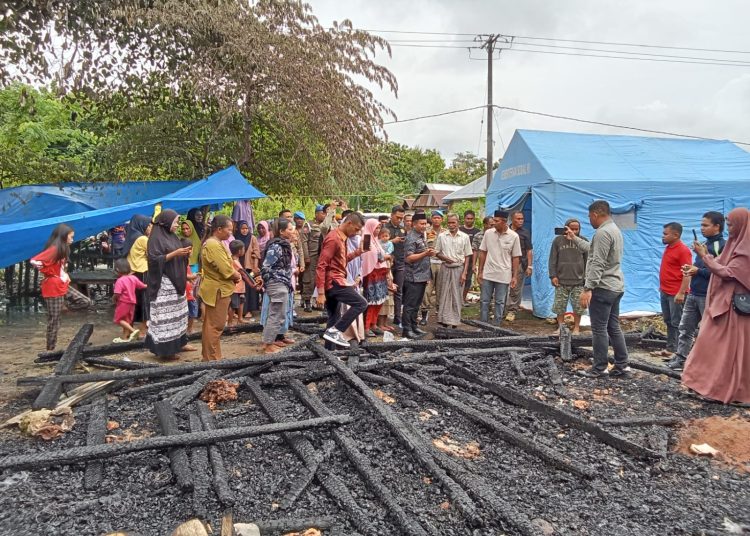 warga Desa Wuna, Kecamatan Barangka, yang menjadi korban kebakaran rumah pada Jumat sore (7/3/2025)