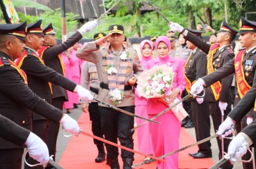 AKBP Hari Budiyanto Resmi Jabat Kapolres Enrekang, Disambut Pedang Pora dan Tari Paduppa