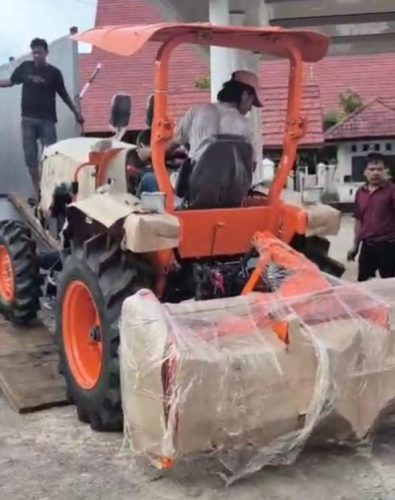 Bupati Takalar Daeng Manye Serahkan Bantuan Traktor Roda Empat untuk Wujudkan Swasembada Pangan
