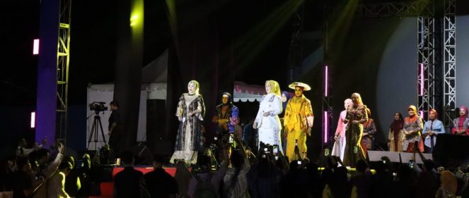 Pesona Budaya Muna Barat, Rhika Purwaningsih Tampil Elegan dengan Tenun Otumpe