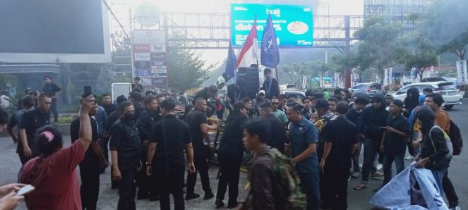 Ratusan Mahasiswa gelar unjuk rasa di depan Hotel Claro Makassar