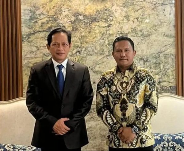 Laode Darwin Temui Menteri KLH, Mubar Terima Dump Truck dan TPS 3R