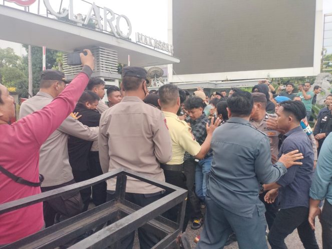 Soroti Kasus Prostitusi dan Tenggelam, Mahasiswa Vs Security Bentrok di Depan Hotel Claro