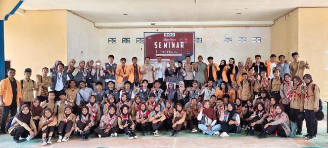 Kesbangpol Muna Barat Ajak Pelajar Bermimpi Jadi Pemimpin Lewat Seminar KKN UHO