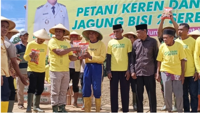 Bupati Mubar Salurkan Bantuan Bibit dan Alsintan Lewat Program "Petani Keren"