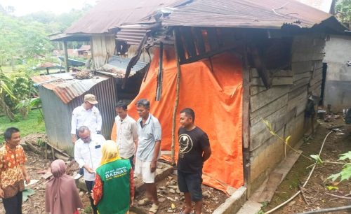 Rumah Warga Desa Pundi Lemo Tertimpa Pohon, Dapat Bantuan  BAZNAS Enrekang  