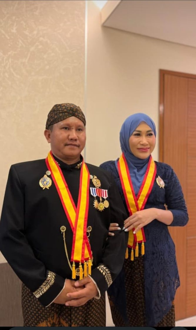 Bupati dan Istri Muna Barat Dapat Gelar Kehormatan Ningrat dari Keraton Surakarta