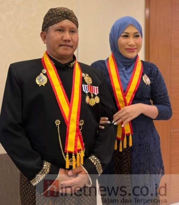 Bupati dan Istri Muna Barat Dapat Gelar Kehormatan Ningrat dari Keraton Surakarta