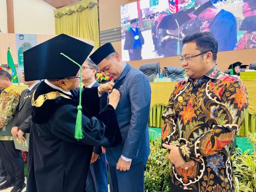 Wakil Bupati Takalar Terima Pin Emas Alumni Terbaik di Milad ke-71 UMI