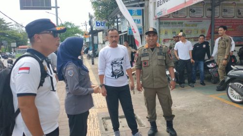 Pengusaha Bandel Serobot Trotoar, Dishub dan Satpol PP Gowa Langsung Tindak Tegas