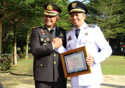 HUT Bhayangkara Ke 79 Bupati Enrekang Terima Penghargaan Dari Kapolres  Sebagai Penghormatan