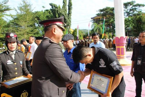 Humas Polres Enrekang Terima Penghargaan Kapolres 
