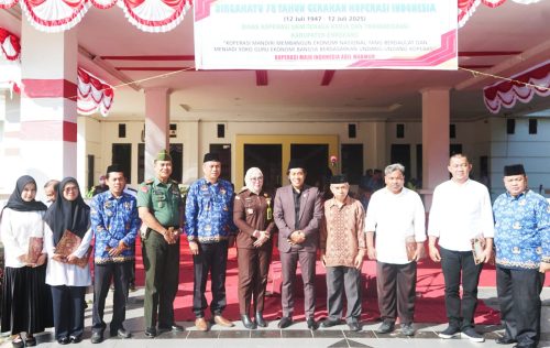 Plt. Sekda Enrekang Serahkan 4 Badan Hukum Koperasi Merah Putih