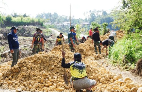 Pengerasan jalan Oleh TMMD Ke 125 Diantusias Warga Desa Saludewata Dan Desa Pekalobean
