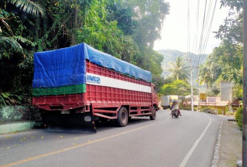 Truk Over Dimensi Mati Mesin Di Poros Jalan Menikung Rawan Kecelakaan Lalu Lintas.